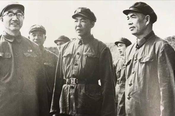 1937年,耿飚发现了混迹于市井中的徐向前,忍不住大叫:徐总指挥_部队_河西_蒋介石