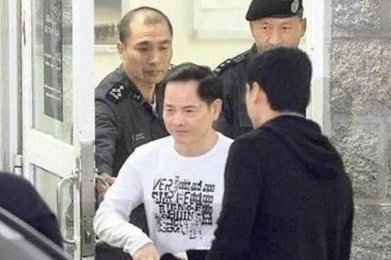 他是香港通缉犯,在澳门唆使两大黑帮火拼,反被害惨,结局却意外
