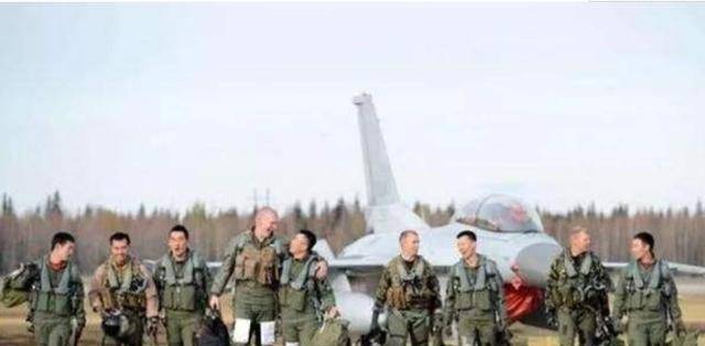 韩国400名飞行员投奔中国,并表示不想回国,只想拿中国绿卡
