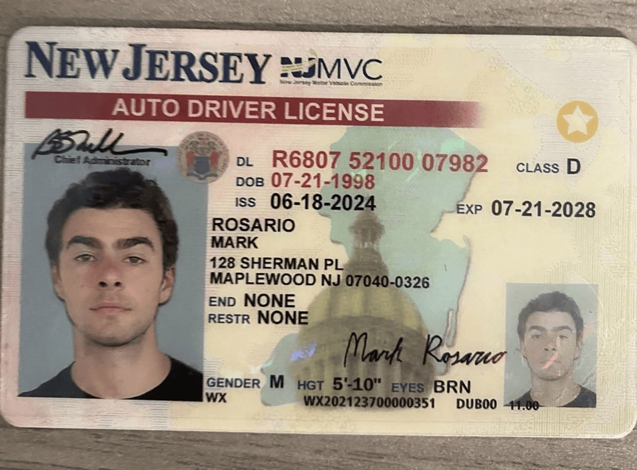 警方发现了多张假身份证,其中一张是纽约警察局认为嫌疑人在纽约市