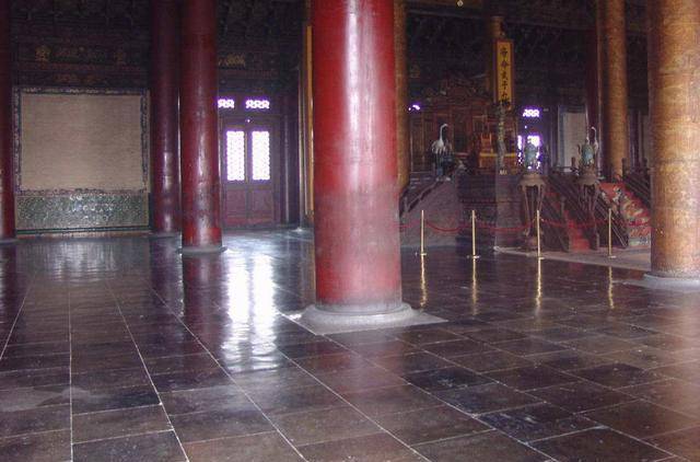 专家在检查太和殿的地砖时,发现有些破损,这些地砖被视为"金砖",材质