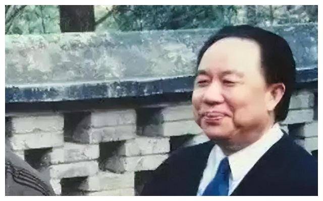 99年"首富"牟其中入狱,妻子携子赴德,小28岁的小姨子却未离开