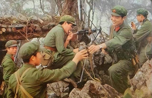 1987年,老山前线,秦天团长一张罕见留影,不愧是名将秦基伟之子_军事_生活_领导