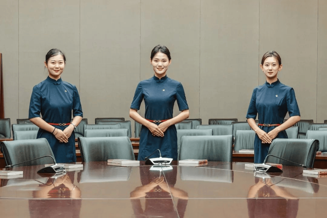 服装学院项目团队持续加强员工能力素质培养,定期组织服务礼仪,会议