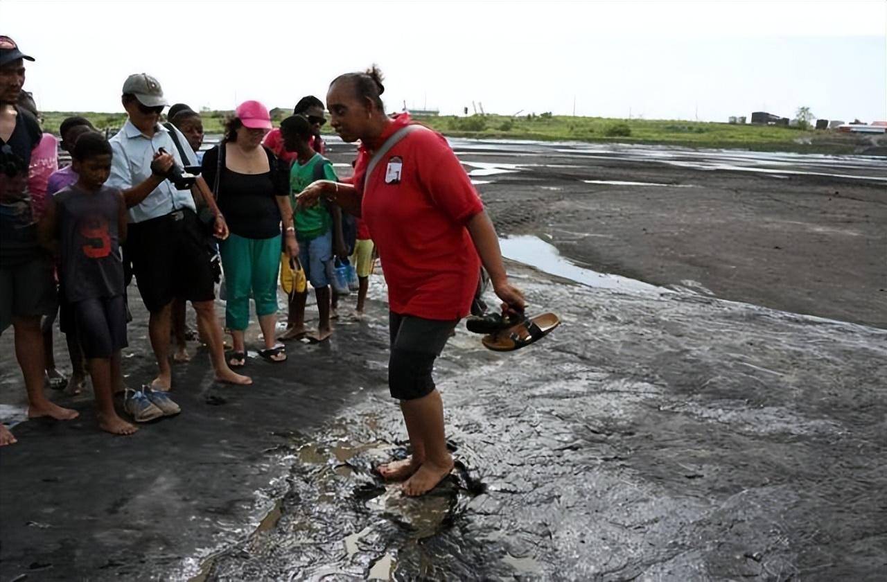 全球"最大"沥青湖:天然沥青储量超1000万吨,开采200年也不会见底?