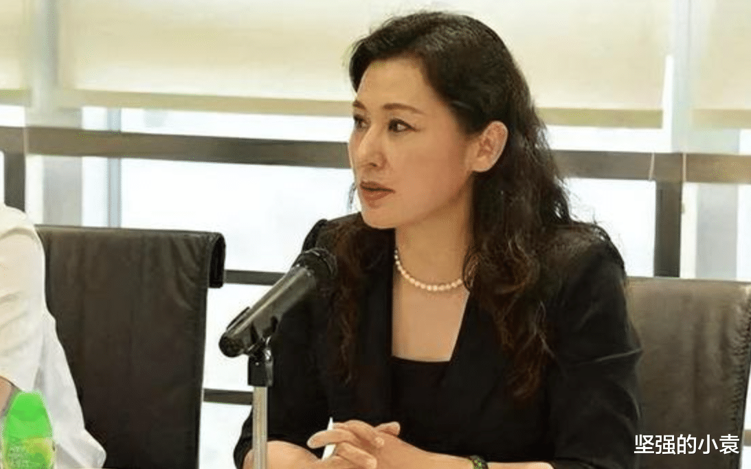 她是汕头大学现任校长,被誉为"全国最美校长",才华与美貌齐飞