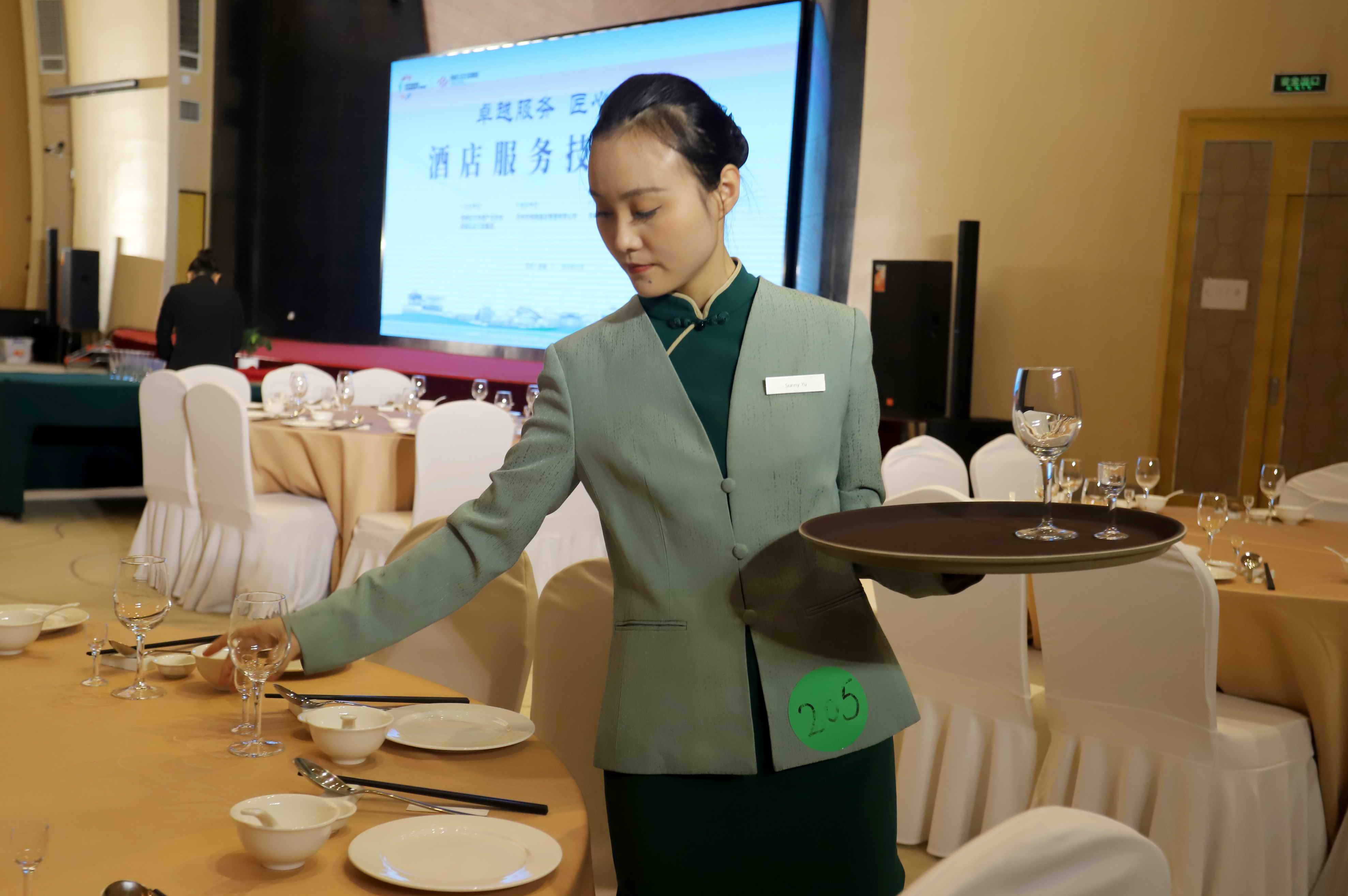 通过前台礼仪,客房整理,餐饮服务等环节共同展示本次大赛的技能主题