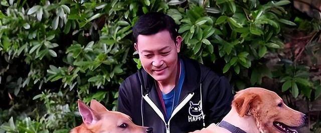 回顾港星曾伟权:一生未娶,59岁病逝无子女送终,生命最后与狗相伴