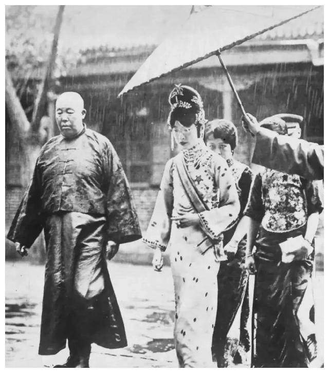 冒雨出行的婉容,抽烟的陆小曼,林徽因踏雪游园浅笑安然_日本_溥仪