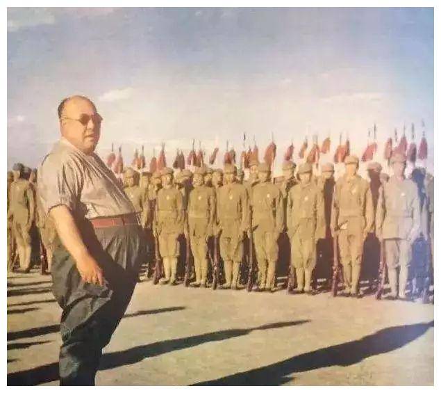 带着3个老婆和8吨黄金逃亡美国,后挥霍一空,晚年想回国被拒绝_马鸿_宁夏_马步芳