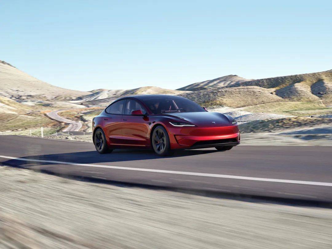 智界新S7对决特斯拉Model 3，谁将主宰2030万纯电轿车市场？