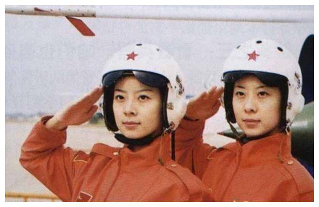 1999年阅兵双胞胎女兵图片