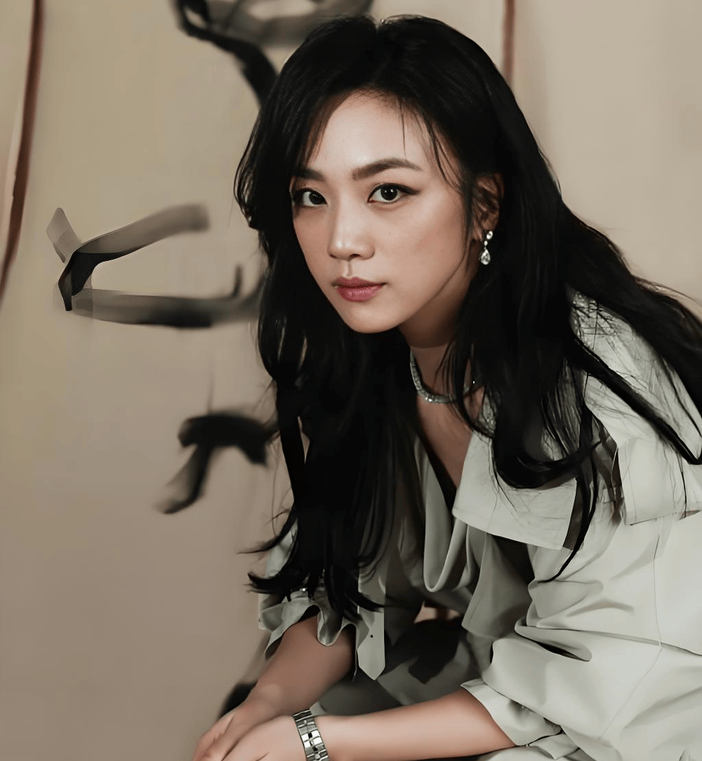 微博之夜,被"土里土气"的汤唯惊艳,不穿暴露礼服却艳压群芳