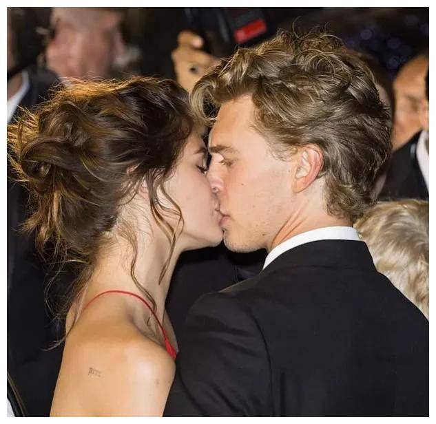 马斯克与29岁女演员约会,女方14岁出道,金发红唇像真人芭比_娜塔莎·