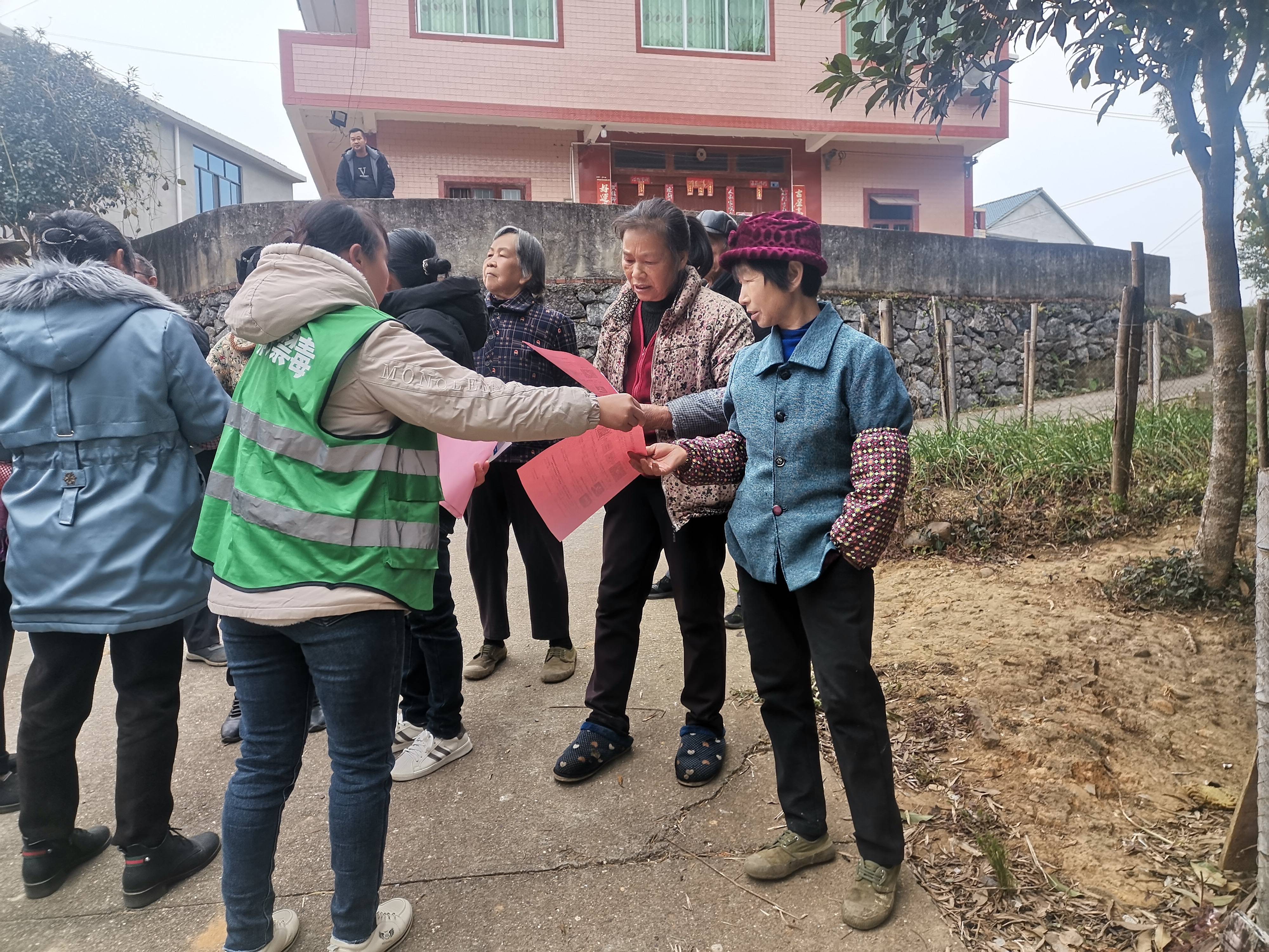 禁毒宣传进村户 坚决向毒品说"不"