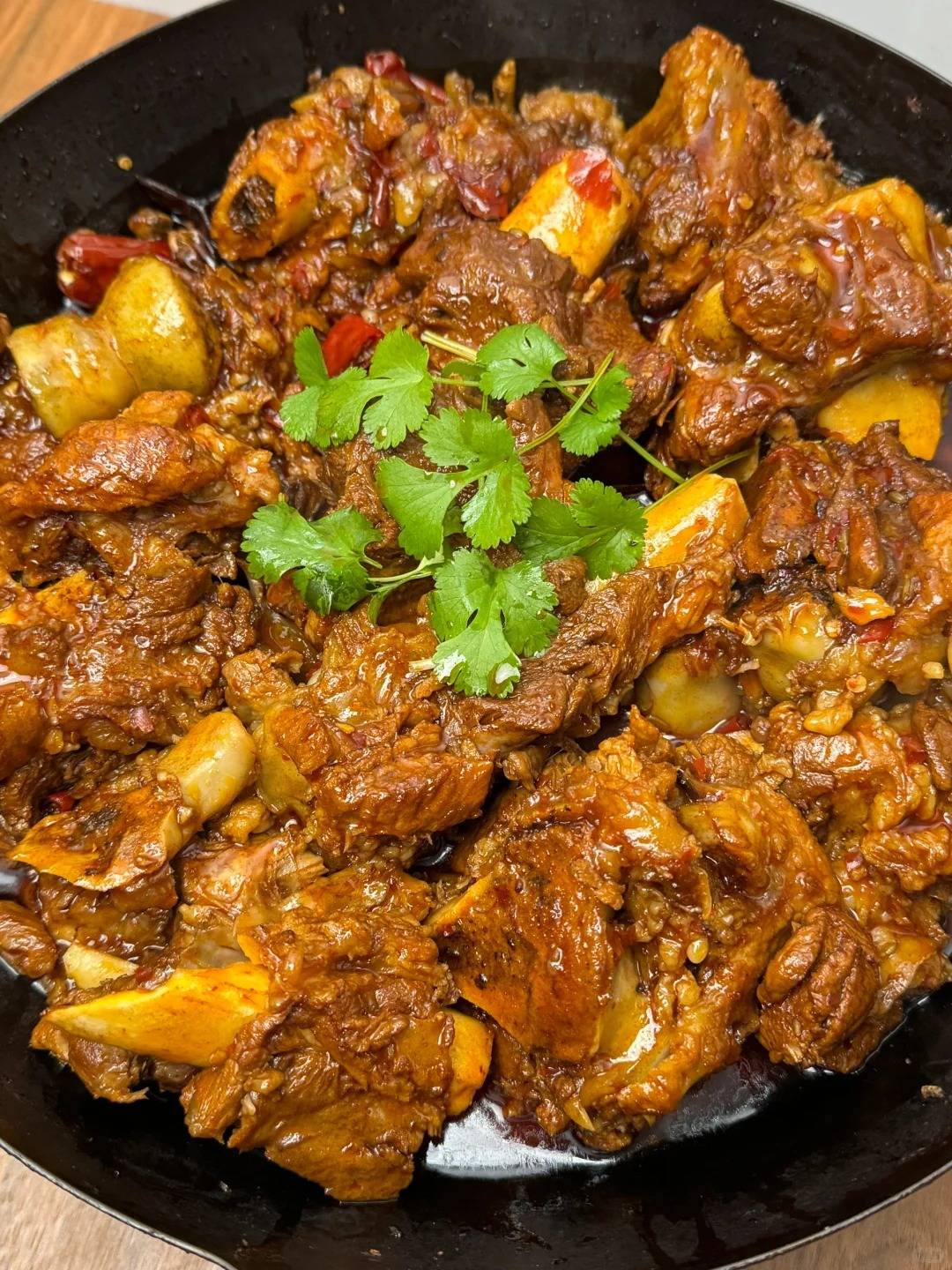 今天吃秘制酱大骨,肉嫩多汁,每一口都是享受