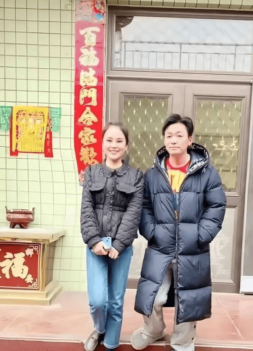回农村老家过年,穿棉衣配拖鞋淳朴接地气,与村民合影毫无明星的架子