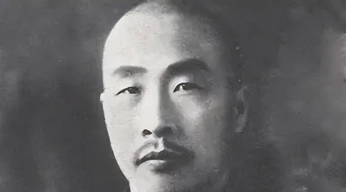 韩复榘游览大明湖,诗兴大发,诗念完后,听到的人却全沉静了