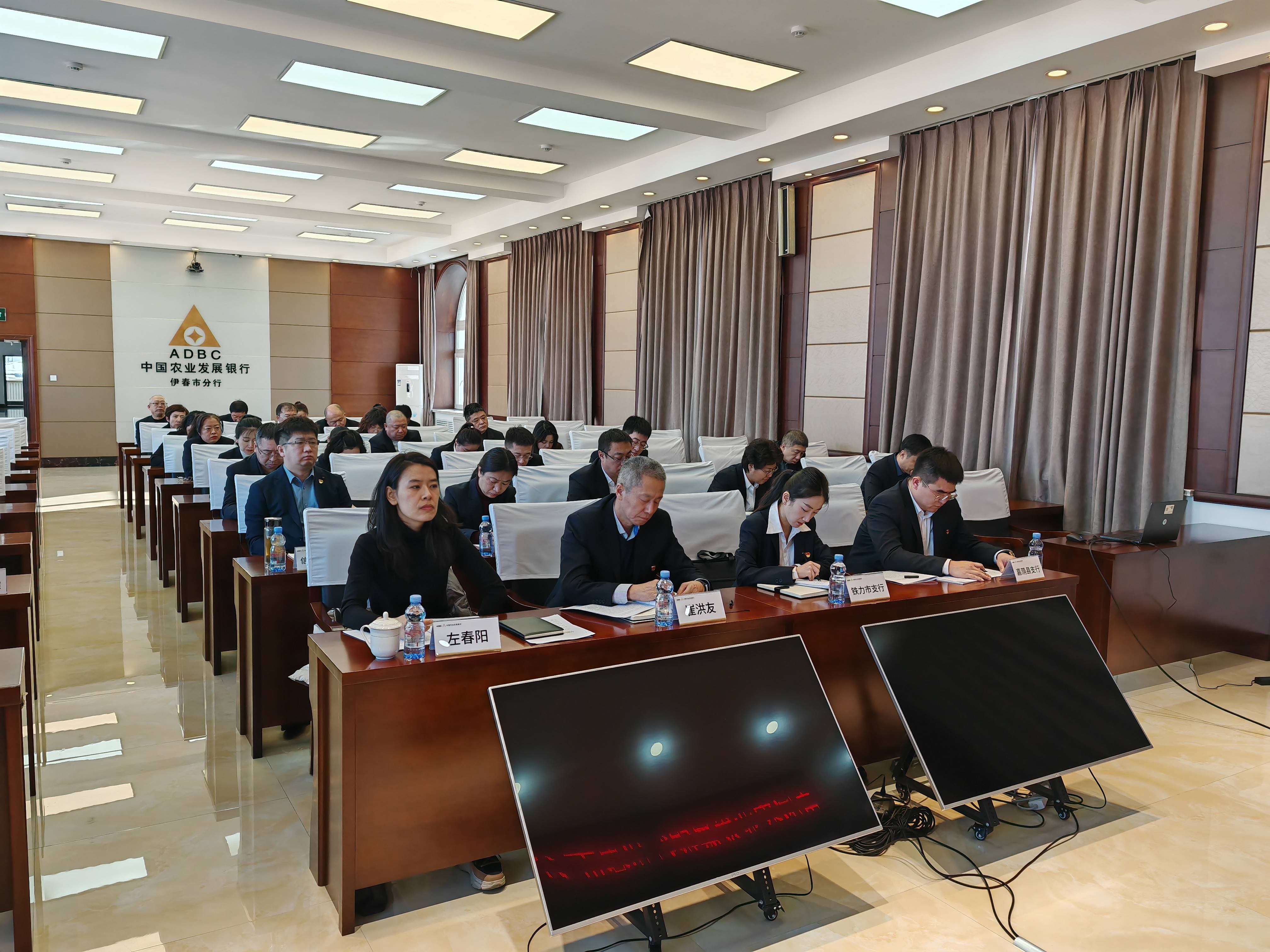 "锚定目标 坚定信心"