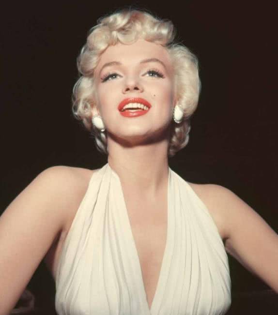 她是精神分裂症患者的私生女,因为性感成为了好莱坞永久的巨星