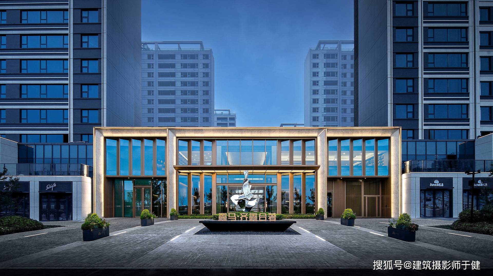 本次建筑摄影聚焦高端会所配套空间,涵盖健身房,恒温泳池,极简外立面