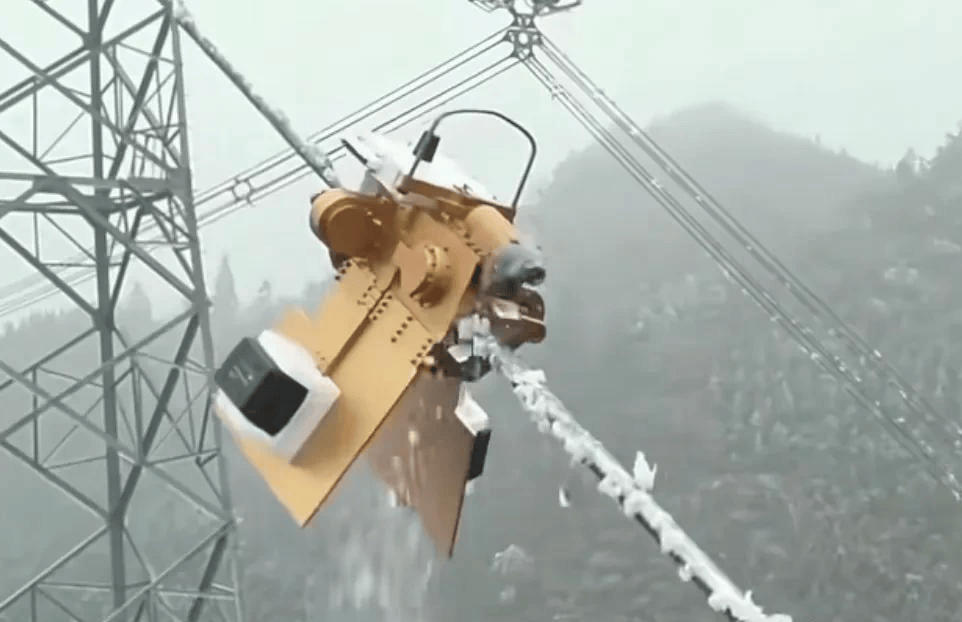 机器人百米高空咔咔除冰好解压!网友:这才是高科技真正打开方式