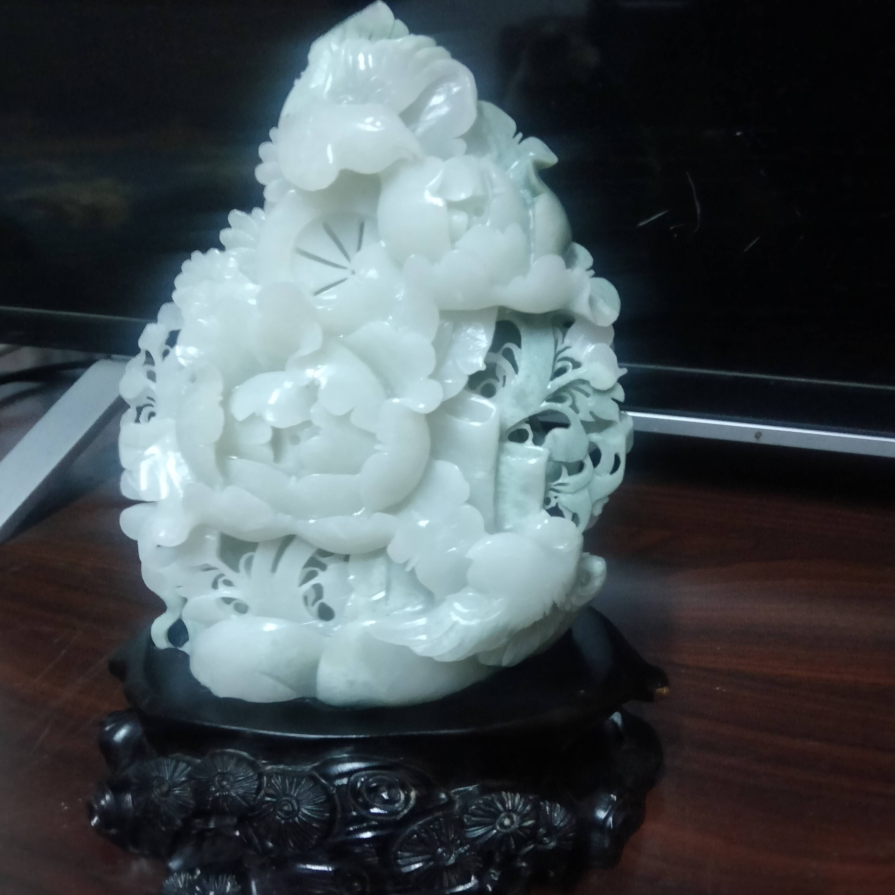 和田玉镂空雕牡丹花摆件