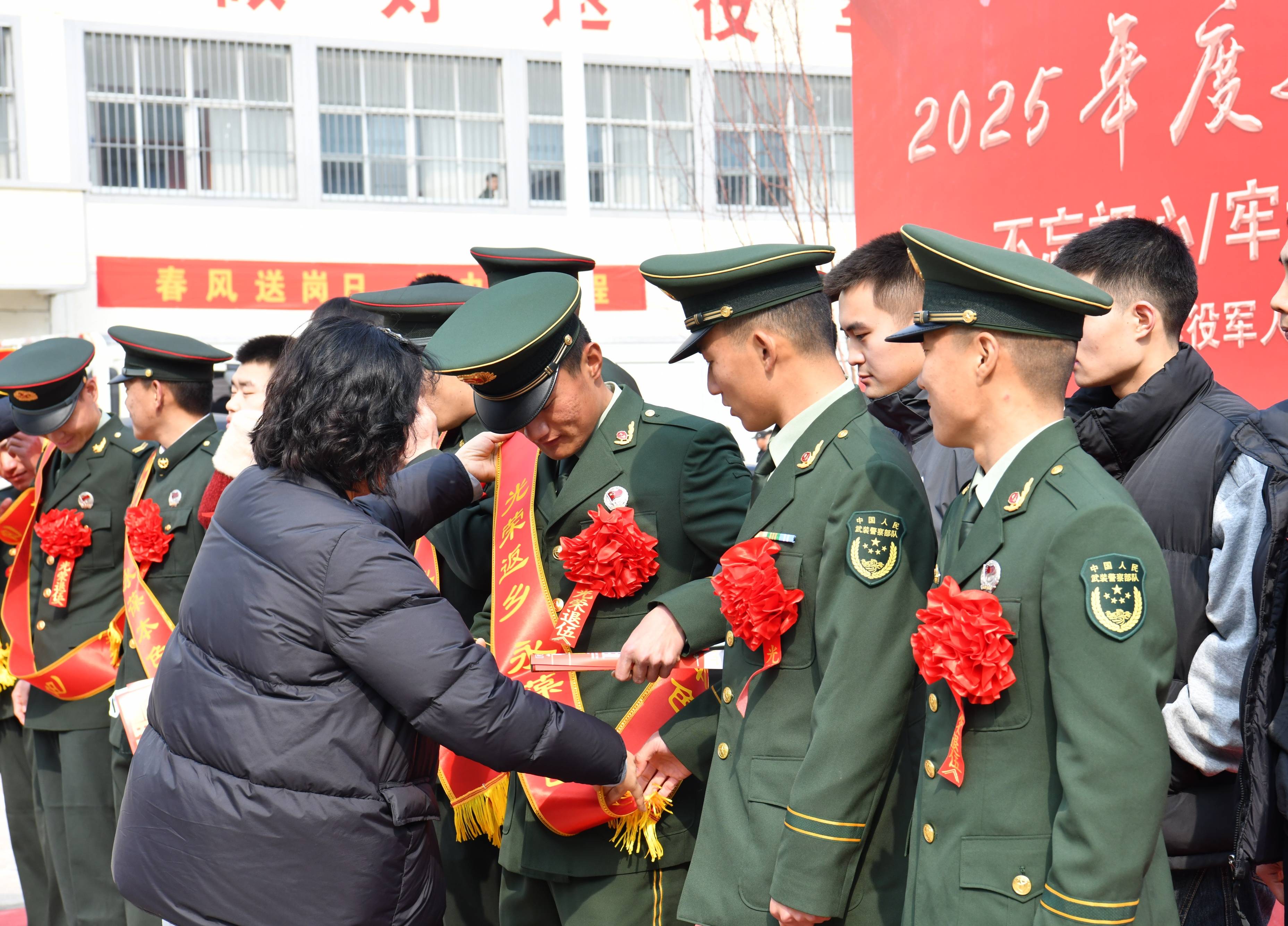 山东郯城:首批退伍老兵光荣返乡