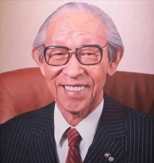 1933年松下幸之助首创事业部制,将业务按产品线划分,形成类似独立公司