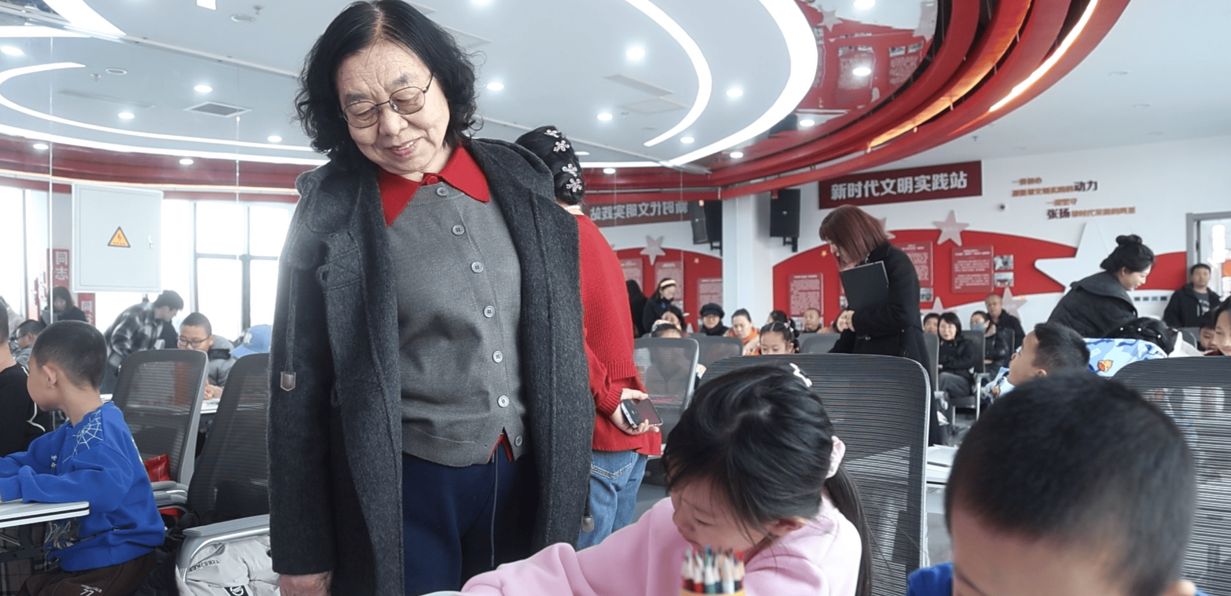 南关区公益课堂：多方合力，助力孩子艺术成长，免费绘画课进社区，孩子家长齐点赞！