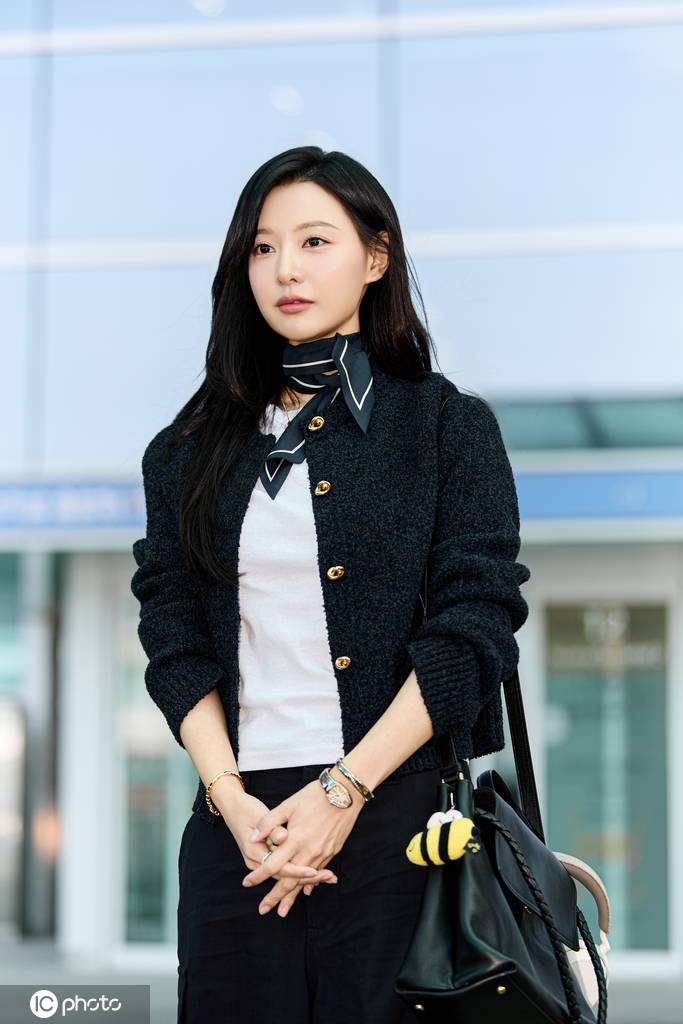 金智媛抵达香港机场准备出席宝格丽品牌活动