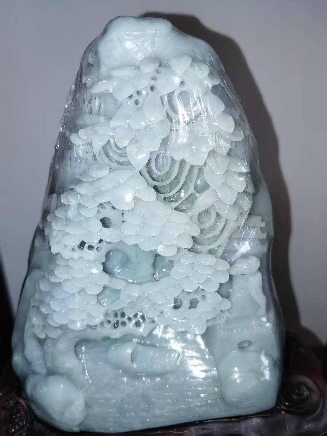 《翡翠镂空雕摆件》