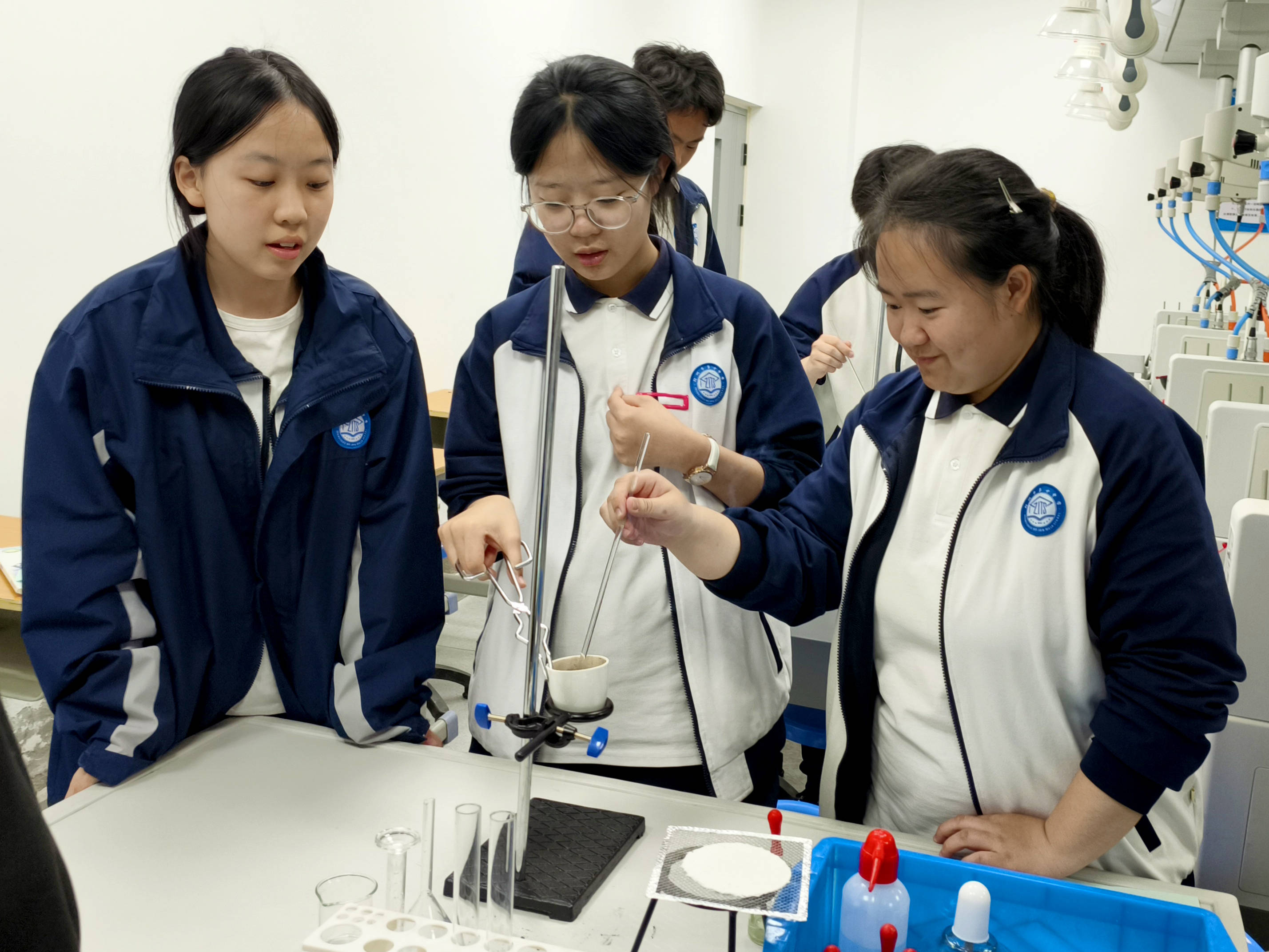 在实践中感受化学魅力郑州市第十中学开展化学趣味实验活动