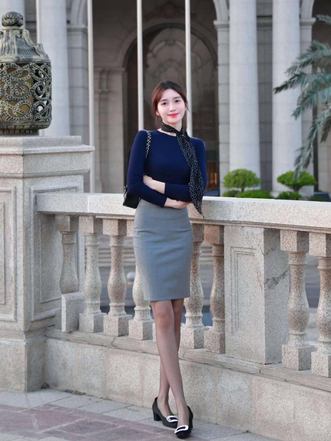 当西装裙遇上波点丝巾:职场穿搭如何成为女性的无声"自我介绍"