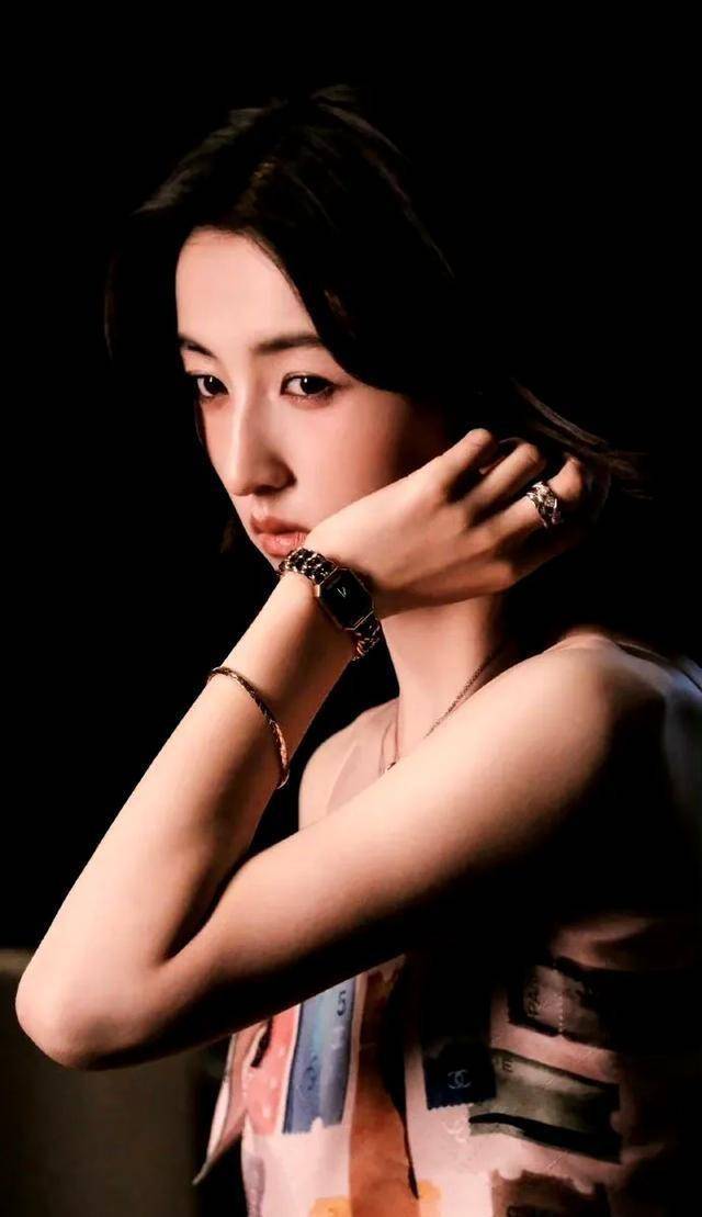 夜幕降临,聚光灯亮起,张子枫身着香奈儿高定礼服缓缓步入红毯