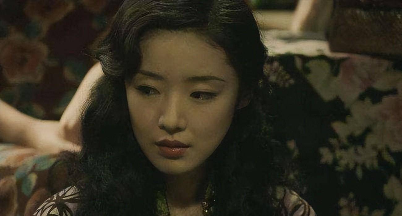 就在这种紧张的时期,他遇到了一个让他心动的女人,这个女人叫韩熙庭