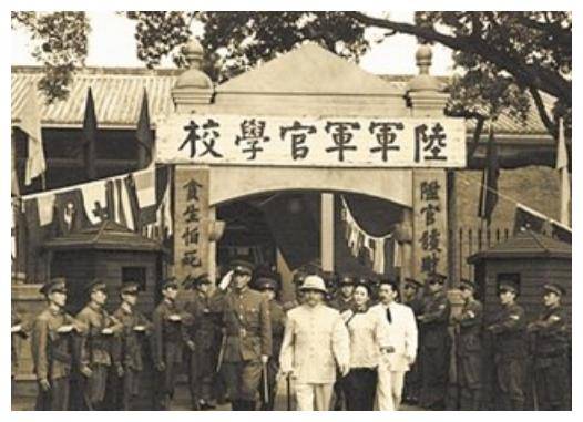 蒋介石毕业于哪所军校