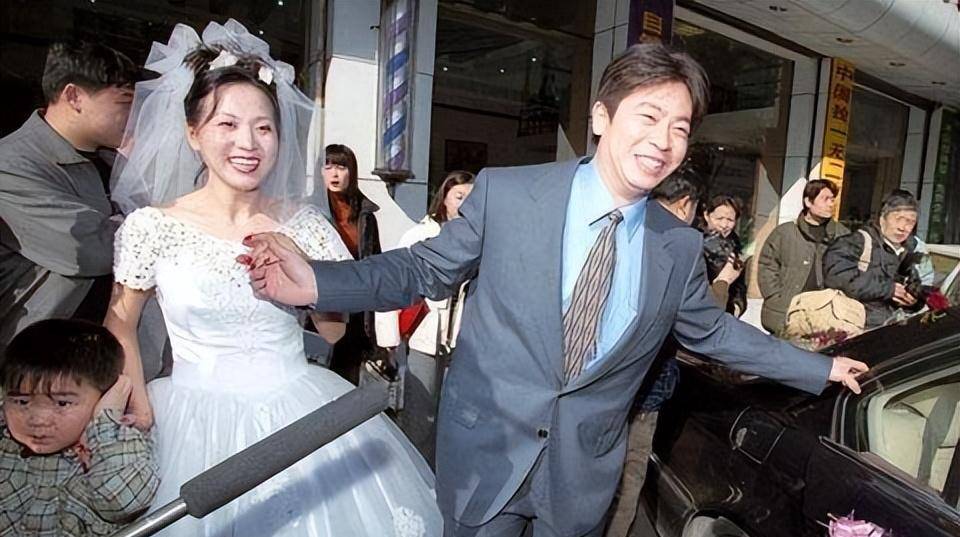 王军霞于2001年诞下了一名男婴,名为战意博,此时王军霞已经不上班了