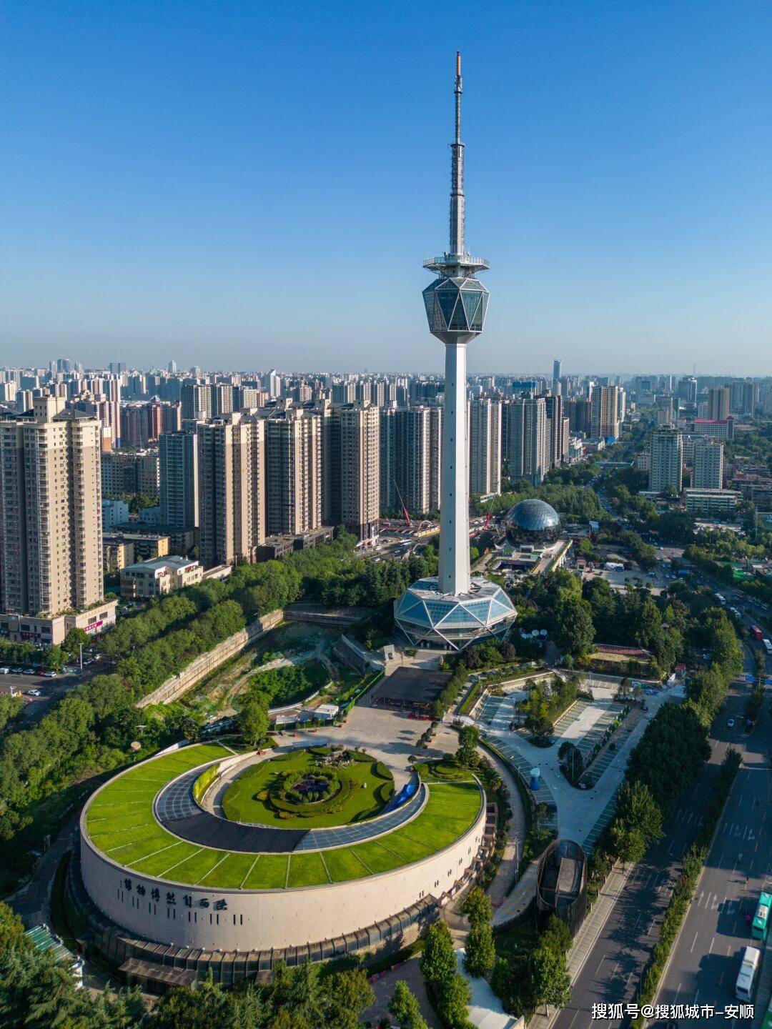 下午打卡钟鼓楼广场登楼俯瞰中轴线或外围拍全景感受周边老建筑与