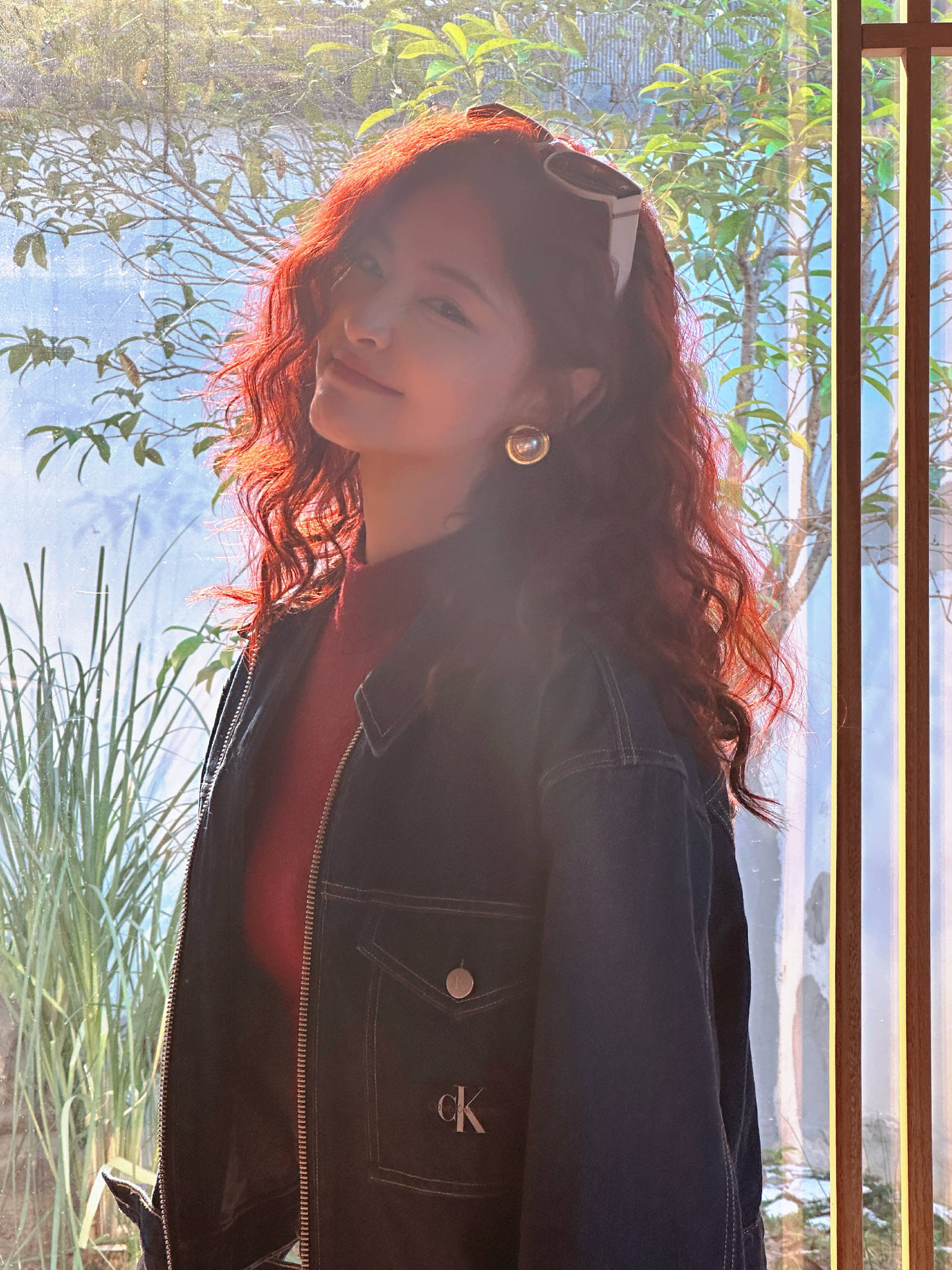 许佳琪头顶波浪红发又酷又飒 眨眼放电少女感十足