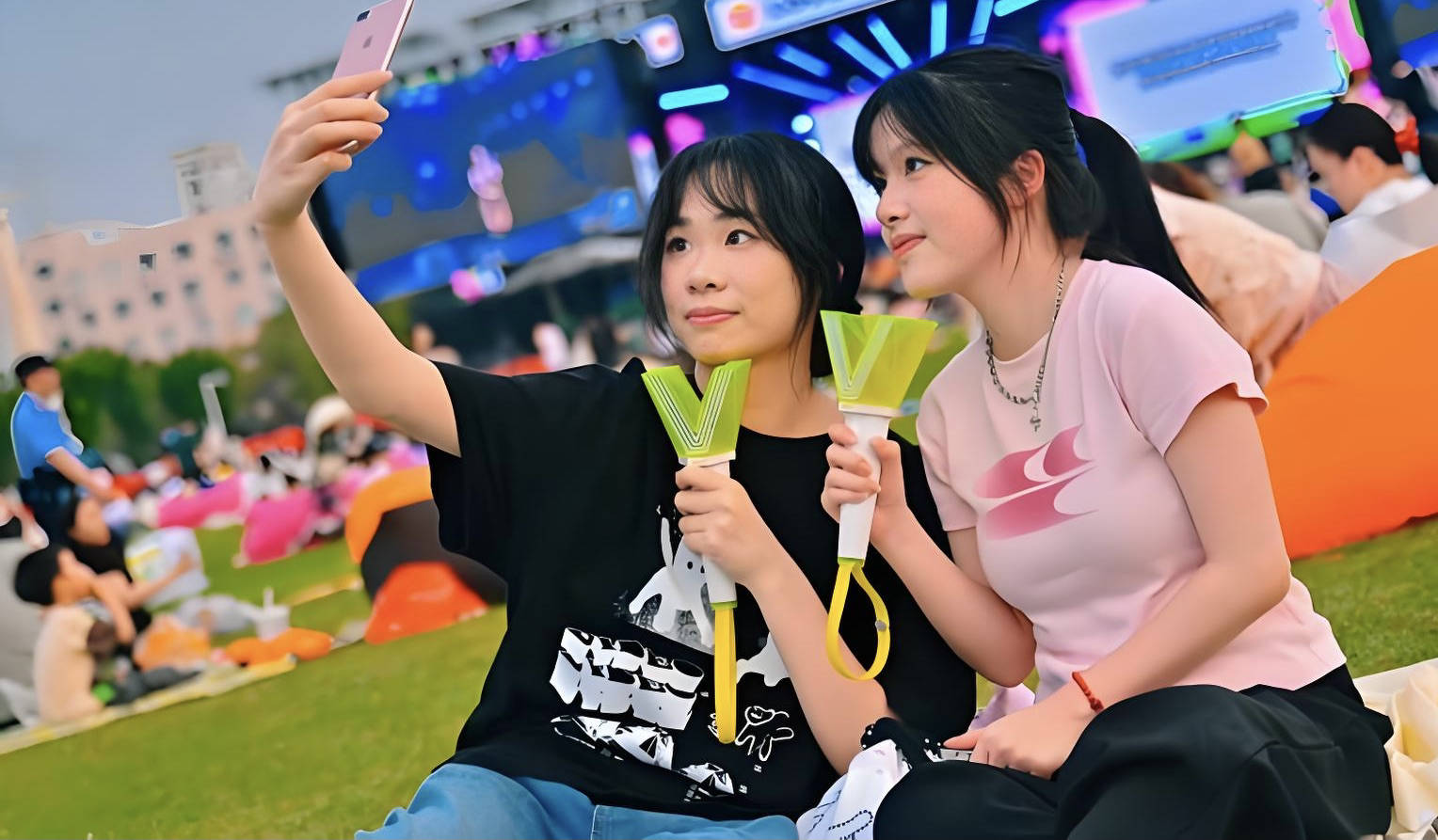 唯有饭圈才能“拯救”音乐节？-锋巢网