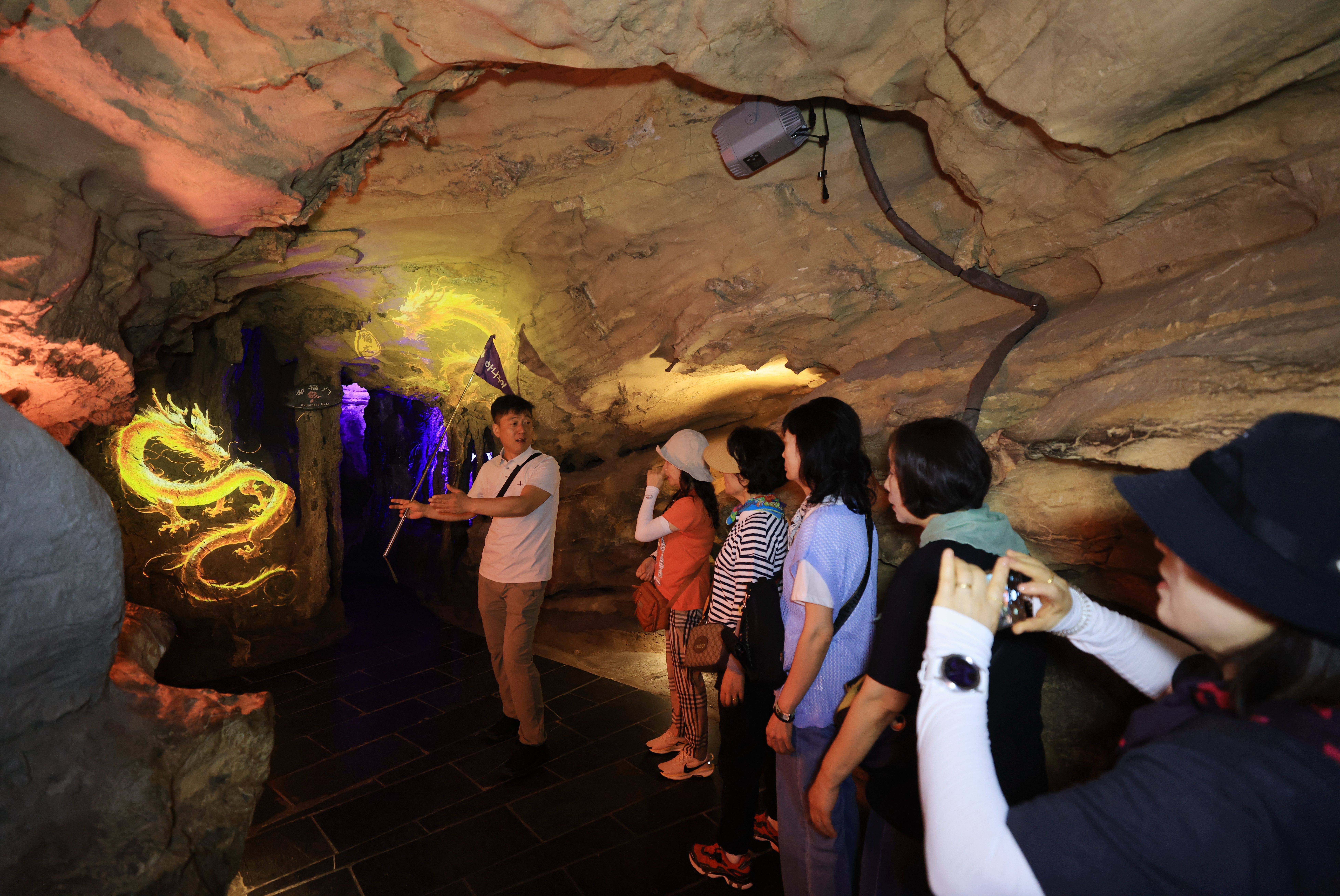 湖南张家界:黄龙洞景区光影升级打造炫彩"灯光秀"