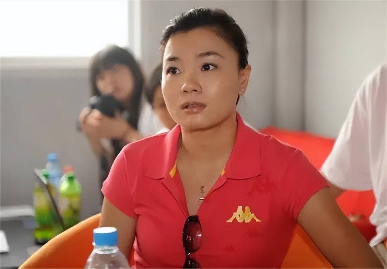 莫慧兰:巅峰之际选择退役,嫁身家雄厚的车队经理,今儿子已8岁
