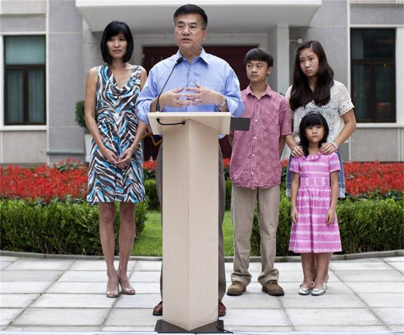 2013年,卸任驻华大使的骆家辉疯狂捞金:频繁来中国"出差"