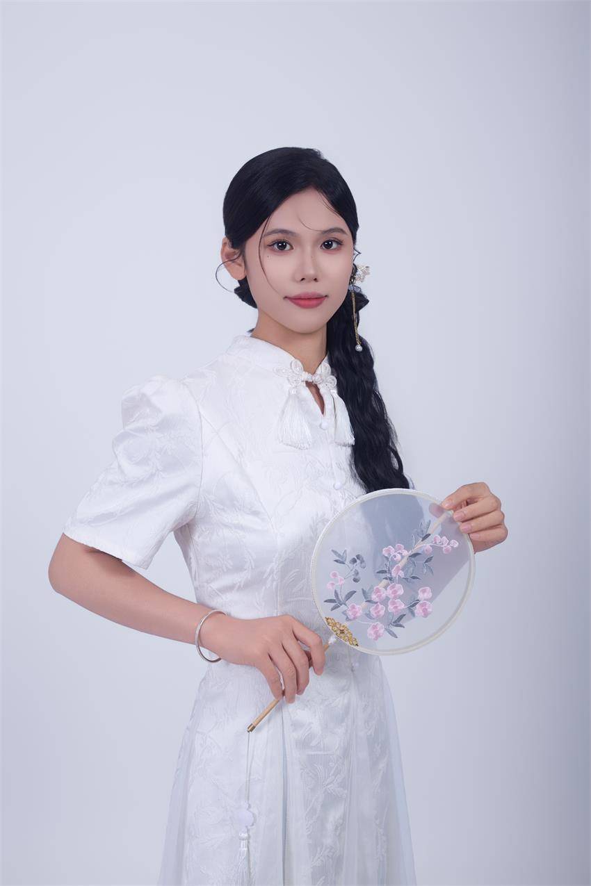 黎秀茹（KLH）：用优雅和自信书写美丽的模特新星