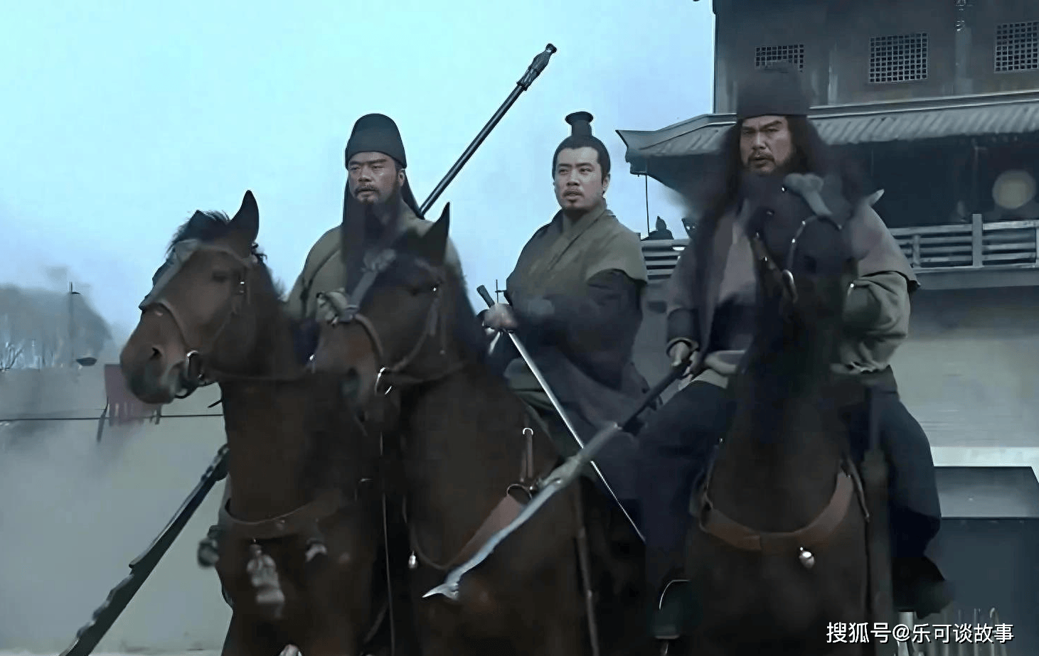 虎牢关张飞,关羽双战吕布,刘备上去助战,是帮忙还是添乱?