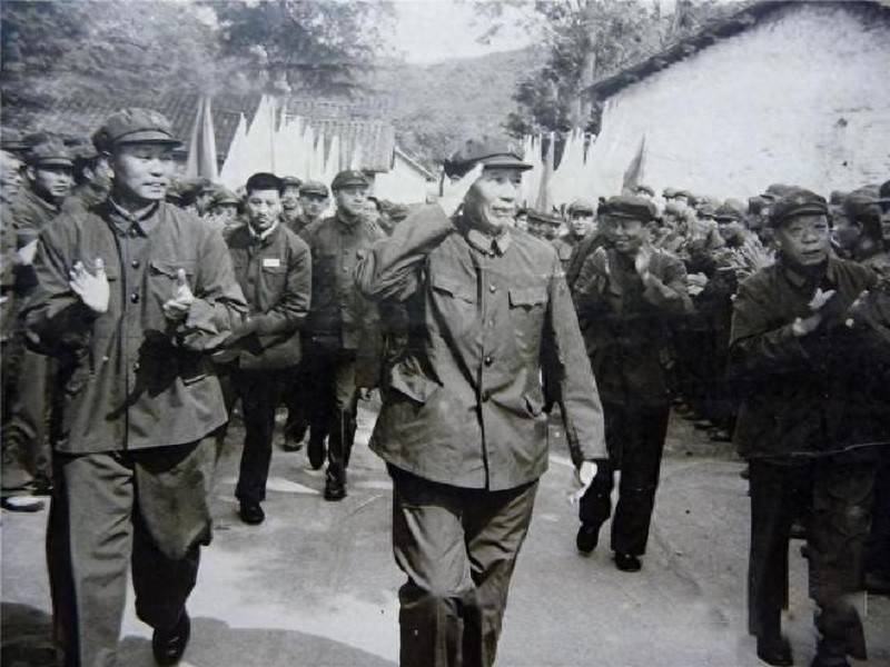 54年王震视察铁路工地，发现一位民工异常眼熟，说：你怎么在这？_54年王震视察铁路工地，发现一位民工异常眼熟，说：你怎么在这？_