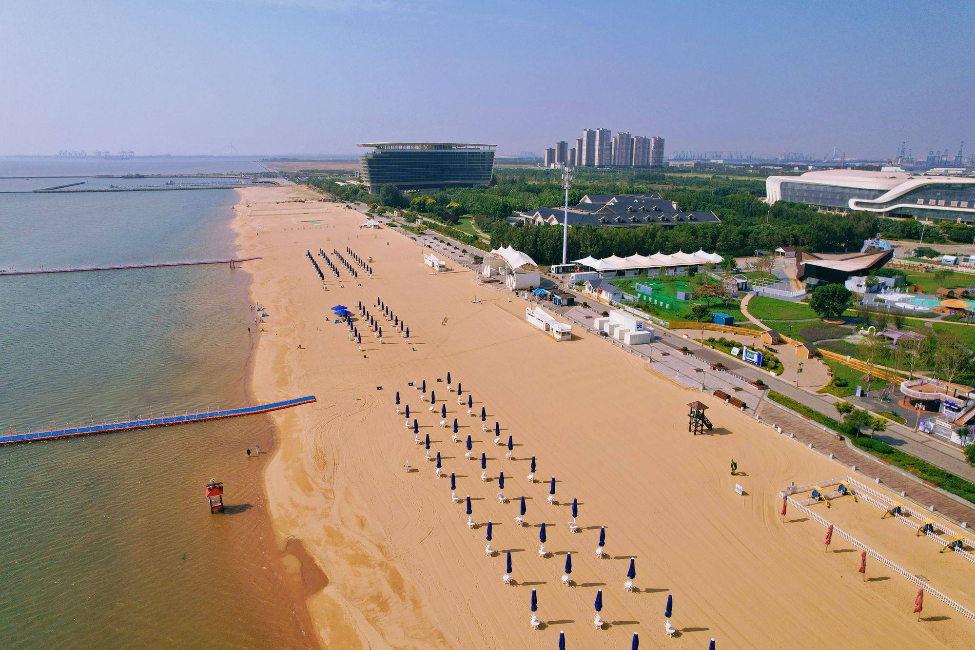 天津港东疆湾沙滩,北京自驾1.5h即可到达,是休闲度假游的好去处