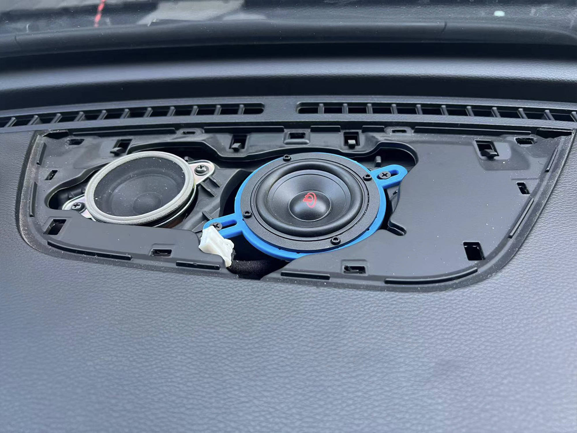 好声音听不够,起亚kx7升级埃曼德高汽车音响10喇叭