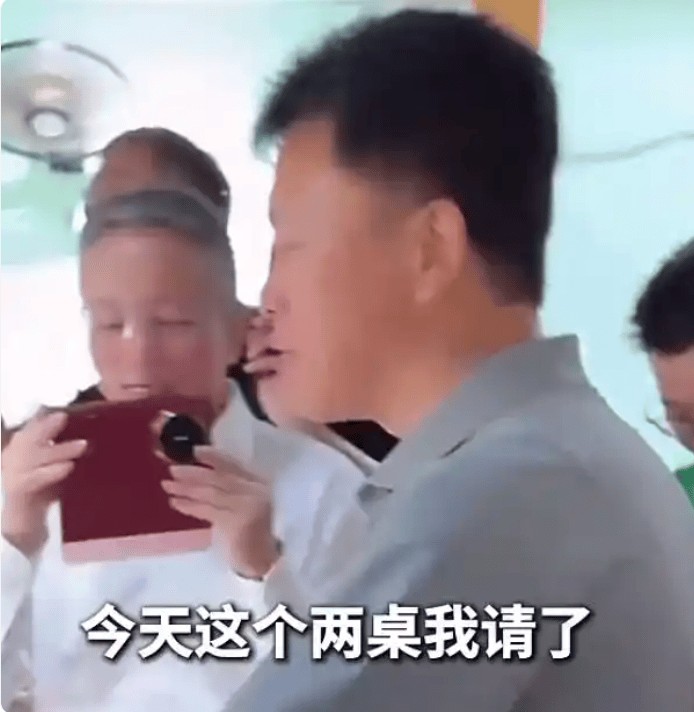 火了！重庆一区委书记带头“下馆子”，这一举动背后藏着大格局